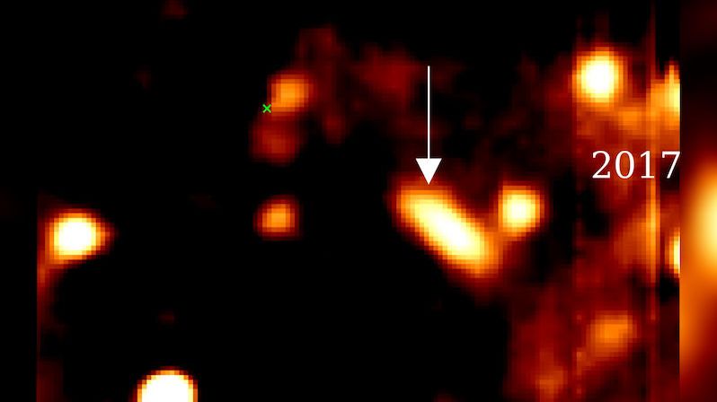 Astronomové poprvé pozorovali interakci hvězdné obálky s okolím supermasivní černé díry
